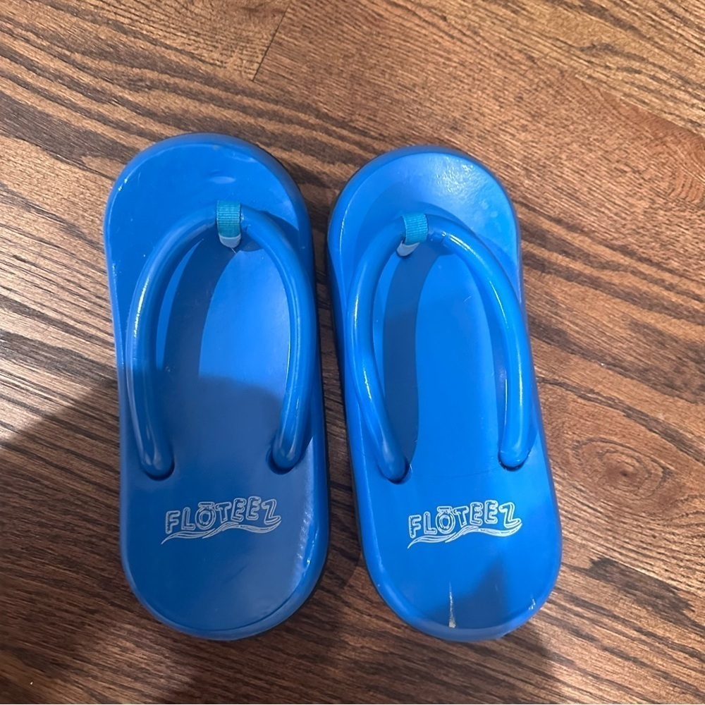 Floteez Blue Pool Float Flip Flops View 2